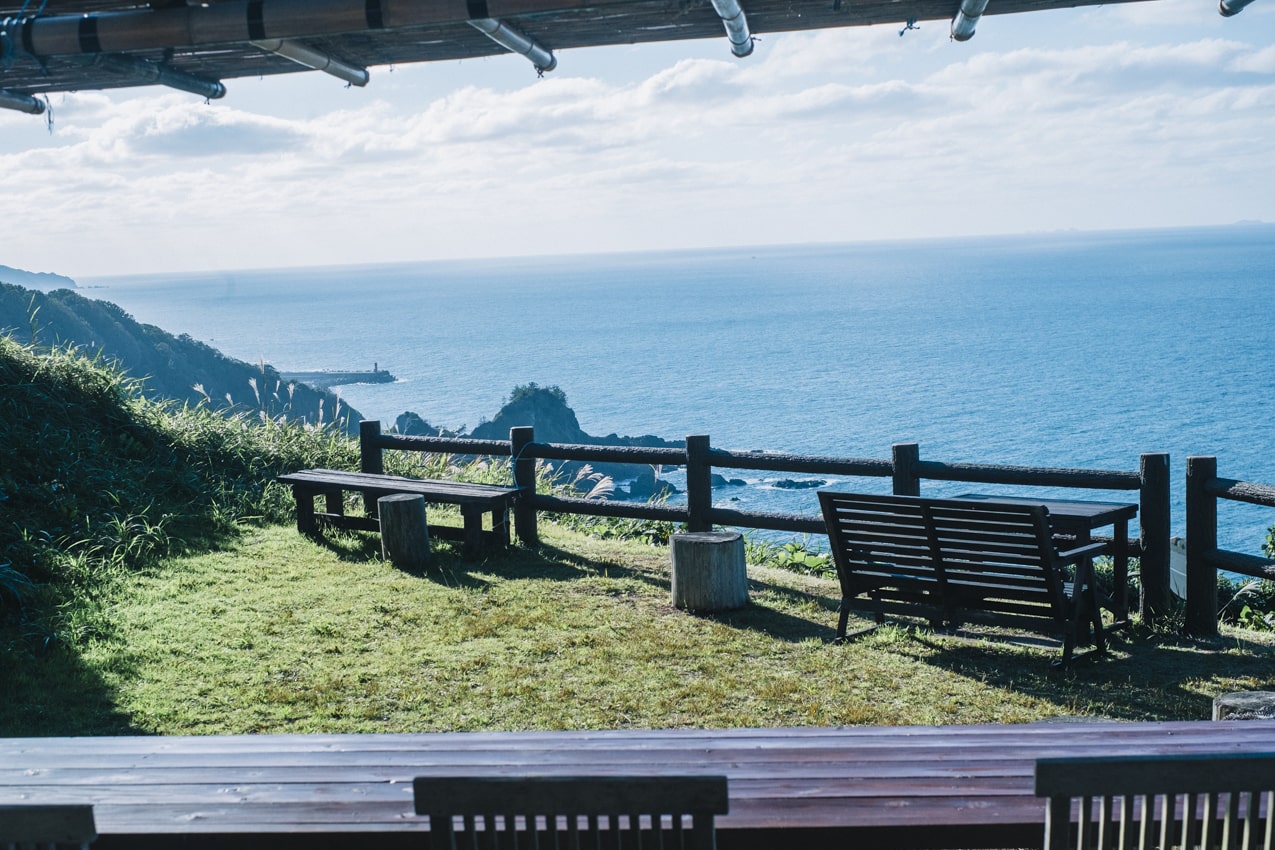 石川県 つばき茶屋の縁側と、縁側から見える日本海 | SUBARU グランドツーリングNIPPON | SUBARU | レヴォーグ