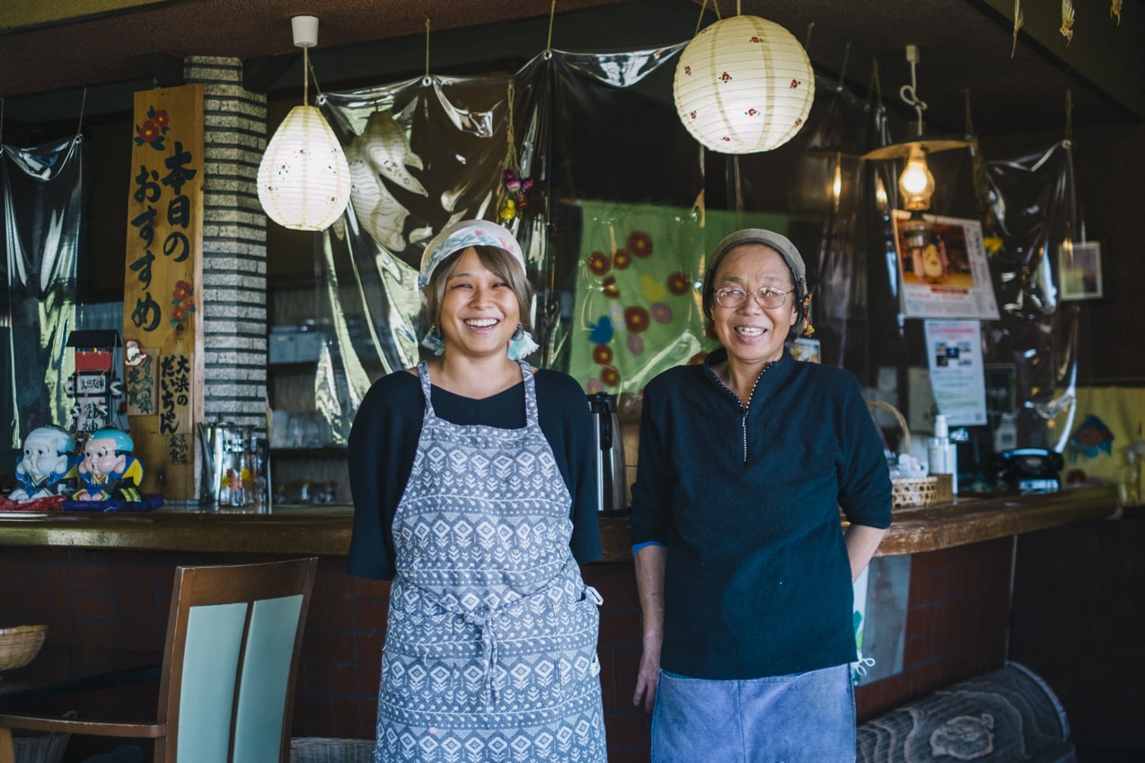 石川県 つばき茶屋のオーナー 番匠さとみさんと、さとみさんの母 番匠さつきさん | SUBARU グランドツーリングNIPPON | SUBARU | レヴォーグ