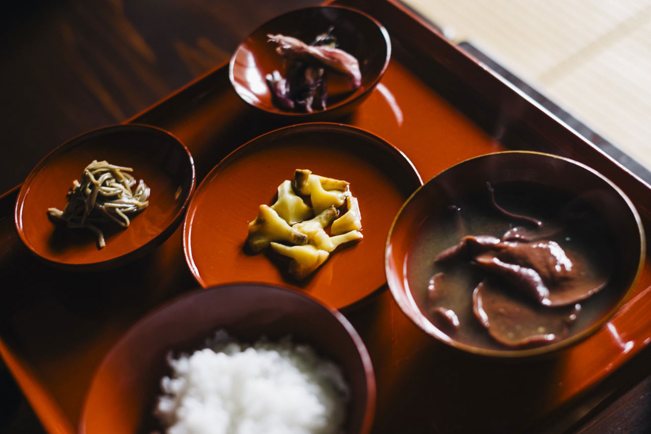 石川県 輪島塗のお膳に盛り付けられた『春蘭の里』のキノコ料理 | SUBARU グランドツーリングNIPPON | SUBARU | レヴォーグ