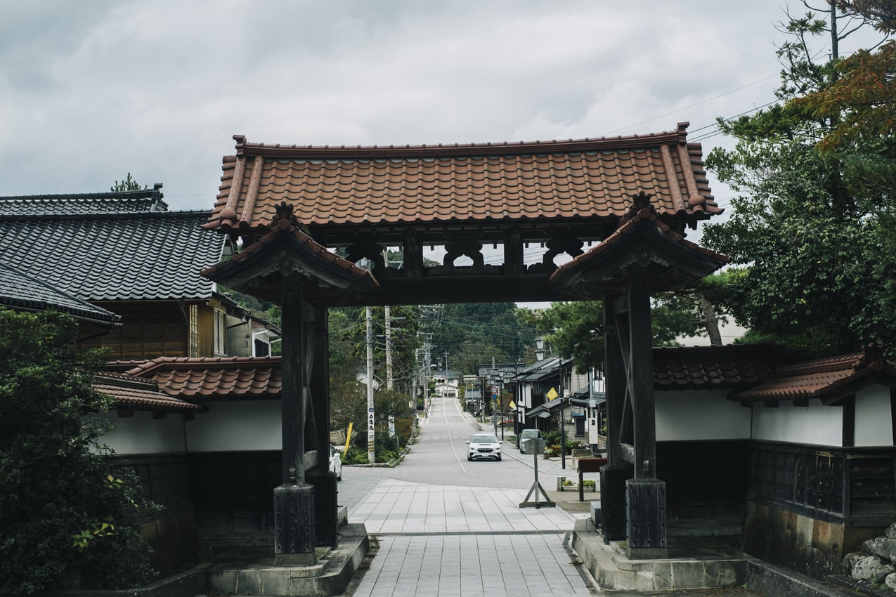 石川県 総持寺祖院の門とレヴォーグ | SUBARU グランドツーリングNIPPON | SUBARU | レヴォーグ