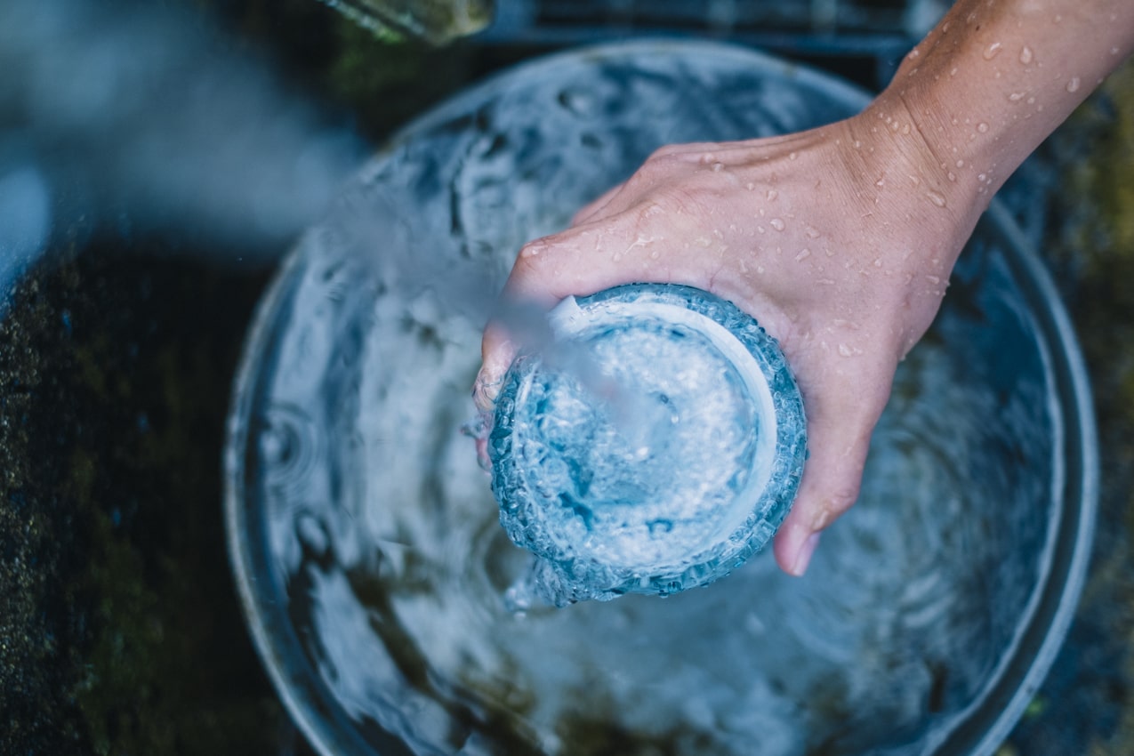 石川県 「名水神様池」の水筒に汲んだ水 | SUBARU グランドツーリングNIPPON | SUBARU | レヴォーグ