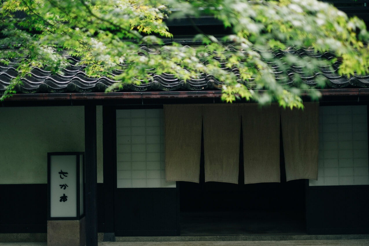 石川県 『湯宿 さか本』の玄関 | SUBARU グランドツーリングNIPPON | SUBARU | レヴォーグ