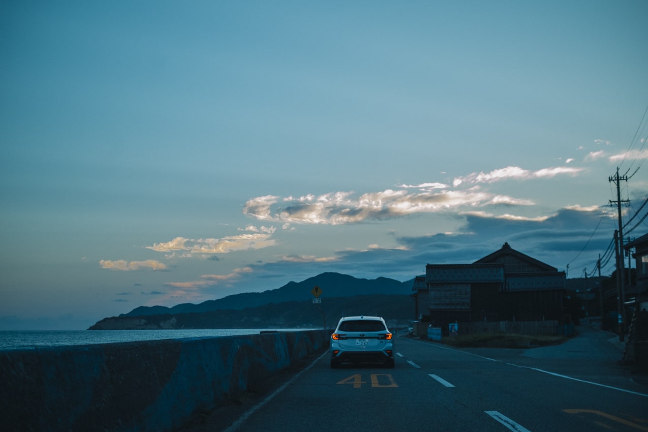 石川県 夜明けの道を走るレヴォーグ | SUBARU グランドツーリングNIPPON | SUBARU | レヴォーグ