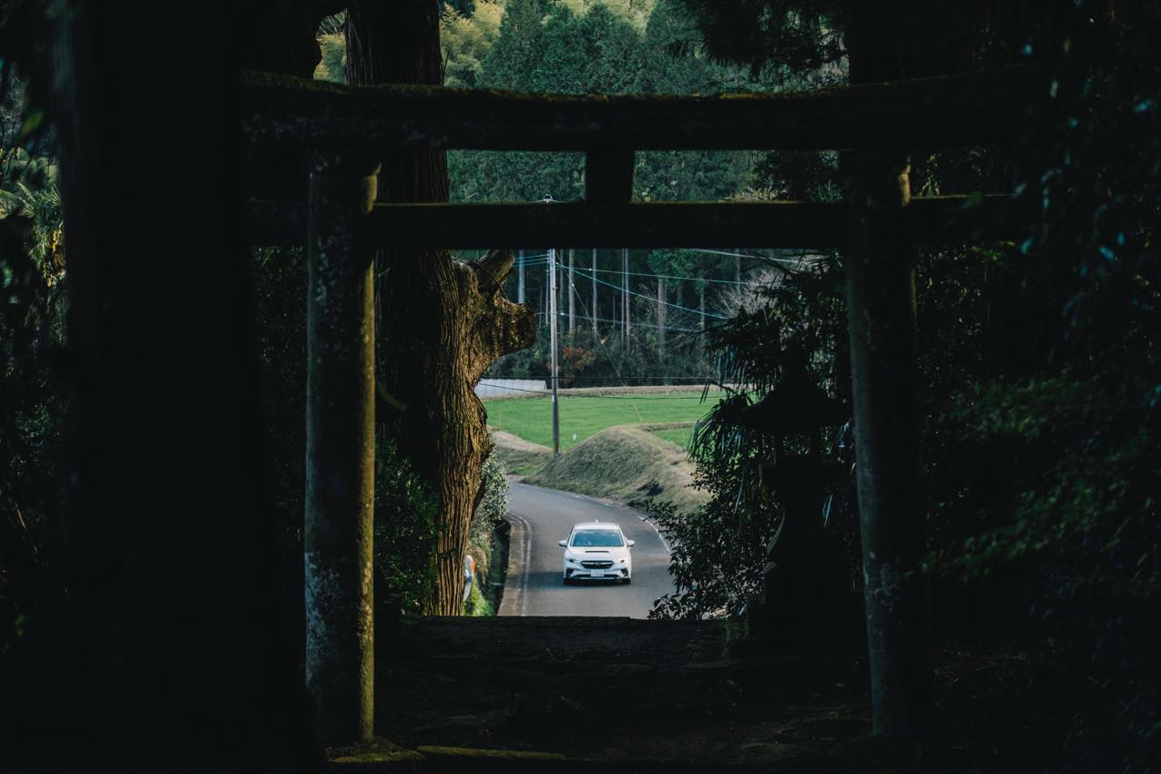 大分県 神社から見える田園風景の間を走るレヴォーグ | SUBARU グランドツーリングNIPPON | SUBARU | レヴォーグ