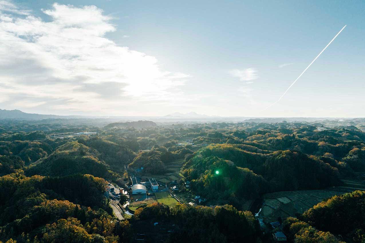 大分県 上空から見た山々に囲まれた『竹田総合学院TSG』 | SUBARU グランドツーリングNIPPON | SUBARU | レヴォーグ