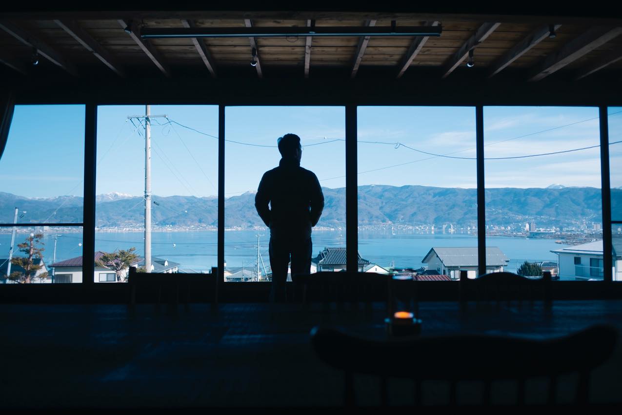 長野県 『小さな泊まれる廻舞台  mawari』から諏訪湖を眺める『ReBuilding Center JAPAN（リビセン）』代表 東野唯史さん | SUBARU グランドツーリングNIPPON | SUBARU | レヴォーグ