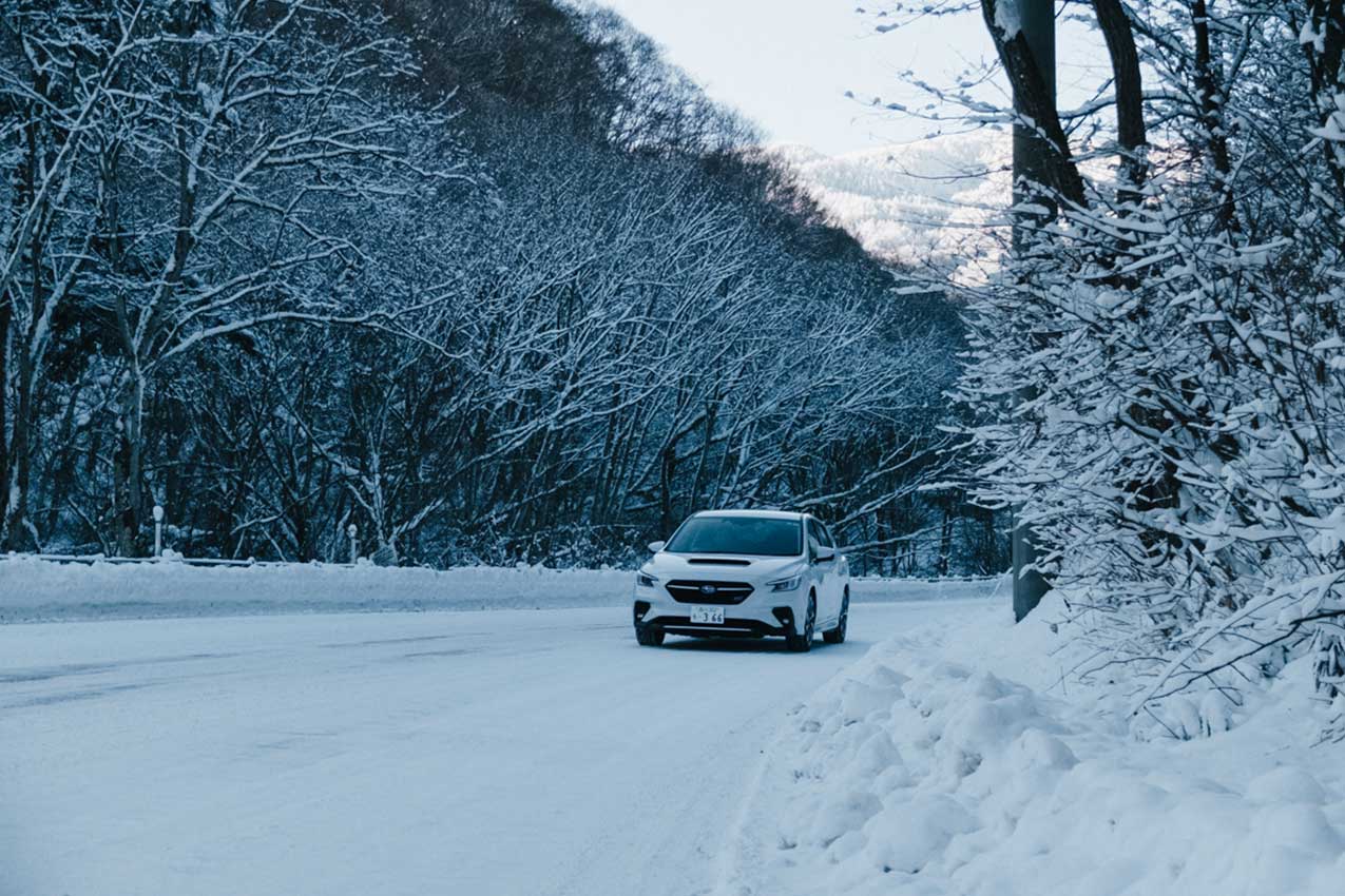 長野県 菅平高原へと向かう雪の山道を走るレヴォーグ（セラミックホワイト） | SUBARU グランドツーリングNIPPON | SUBARU | レヴォーグ