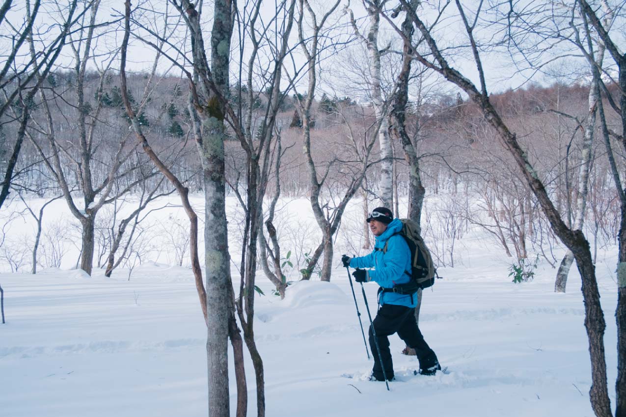 長野県 雪の中をスノーシューで進むツアーガイドの秦孝之さん | SUBARU グランドツーリングNIPPON | SUBARU | レヴォーグ