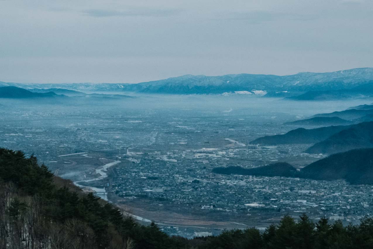 長野県 聖高原スキー場の頂上から見た善光寺平の眺め | SUBARU グランドツーリングNIPPON | SUBARU | レヴォーグ