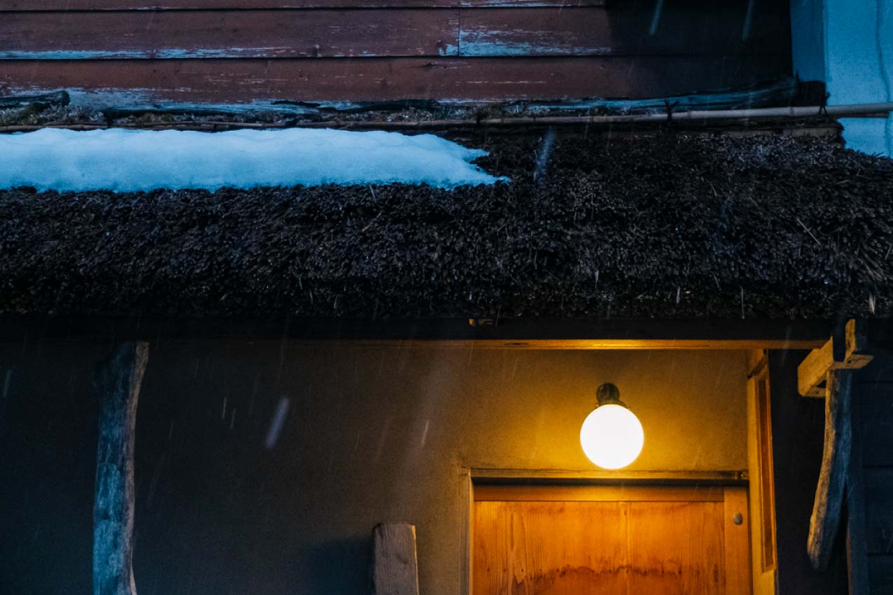 長野県 信濃町にある季節料理屋『温石』の茅葺き屋根 | SUBARU グランドツーリングNIPPON | SUBARU | レヴォーグ