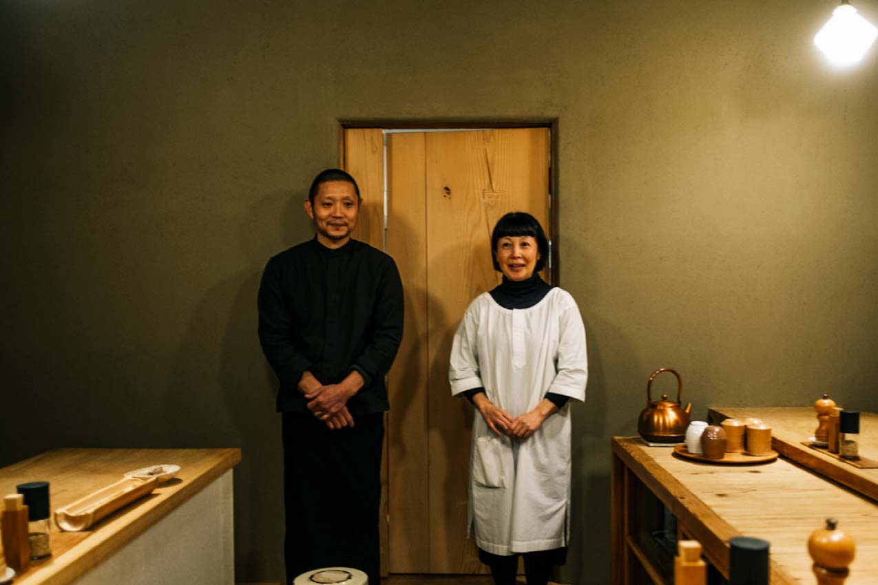 長野県 『温石』店主の須藤剛さん(左)と女将の真理子さん(右) | SUBARU グランドツーリングNIPPON | SUBARU | レヴォーグ