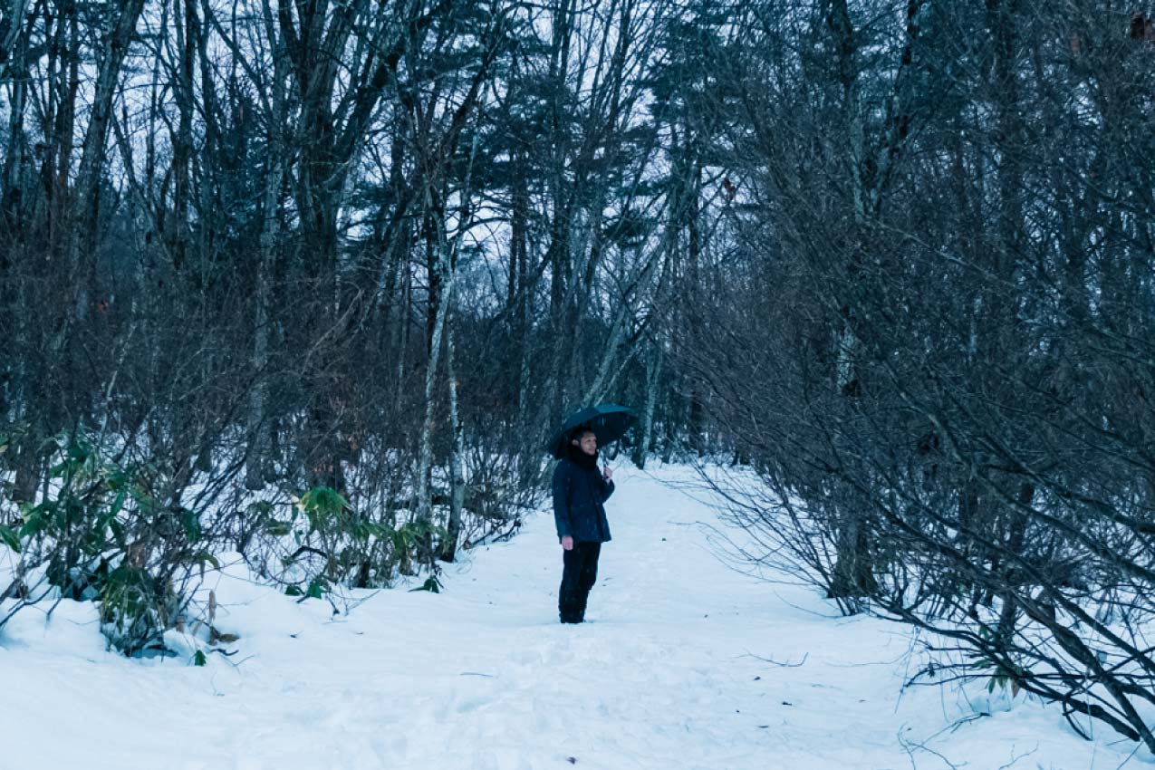 長野県 雪が積もる森の中に立つ『温石』店主の須藤剛さん | SUBARU グランドツーリングNIPPON | SUBARU | レヴォーグ
