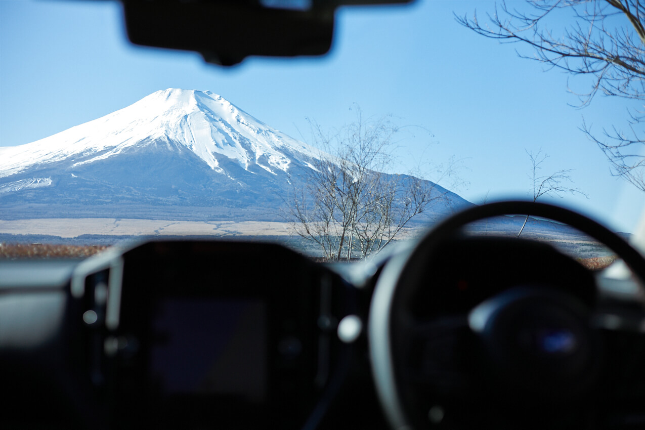 山梨県 レヴォーグの車内で山梨県側からの富士山を眺める | SUBARU グランドツーリングNIPPON