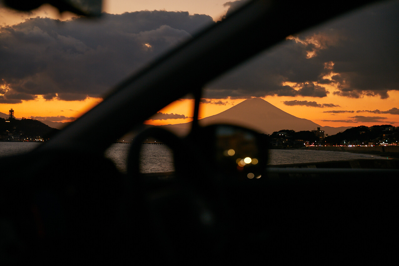 神奈川県 レヴォーグの車窓越しに望む葉山の海岸からの富士山 | SUBARU グランドツーリングNIPPON