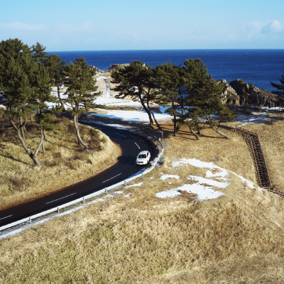 青森県 津軽の海岸沿いを走るレヴォーグ(クリスタルホワイトパール) | SUBARU グランドツーリングNIPPON