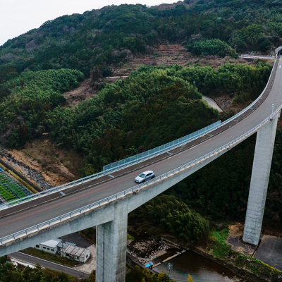 佐賀県 「多良岳オレンジ街道」の橋を走るレヴォーグ | SUBARU グランドツーリングNIPPON