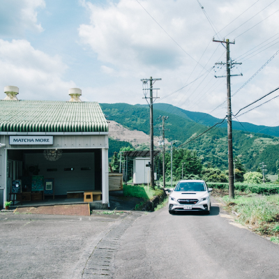 静岡県 MATCHA MOREの側を走るレヴォーグ（セラミックホワイト） | SUBARU グランドツーリングNIPPON
