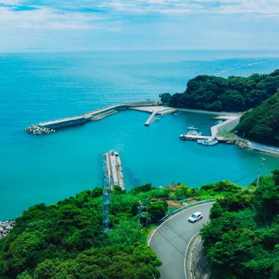 愛媛県 佐田岬半島の上空から見た海景色と山道を走るレヴォーグ | SUBARU グランドツーリングNIPPON