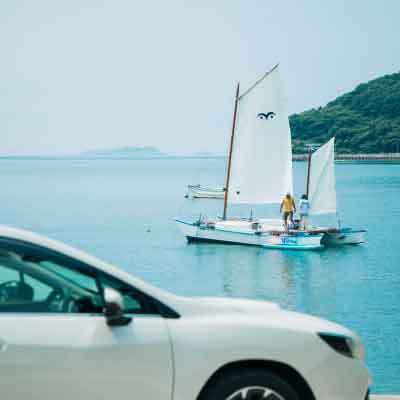 愛媛県 島旅ヨットをしている側で佇むレヴォーグ（クリスタルホワイトパール） | SUBARU グランドツーリングNIPPON