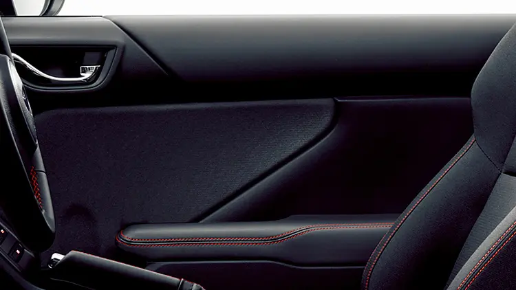 SUBARU BRZ R　ドアトリム：ファブリック/レザー調表皮巻