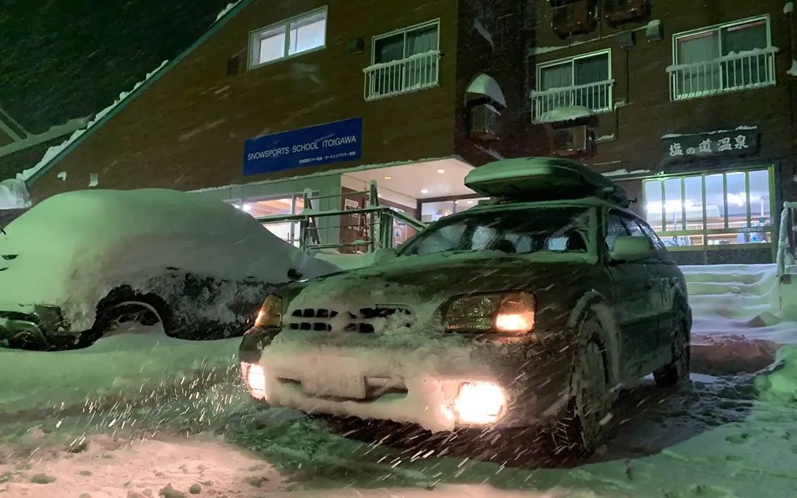 スバルの水平対向エンジンが生み出すシンメトリカルAWDで雪道でもしっかり走れる性能は、鈴木さんの仕事の上でも重要な性能