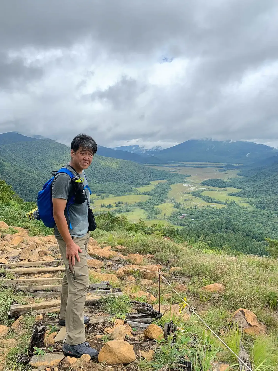 何度も通った尾瀬。至仏山の登山道から雄大な尾瀬ヶ原を眺める鈴木さん