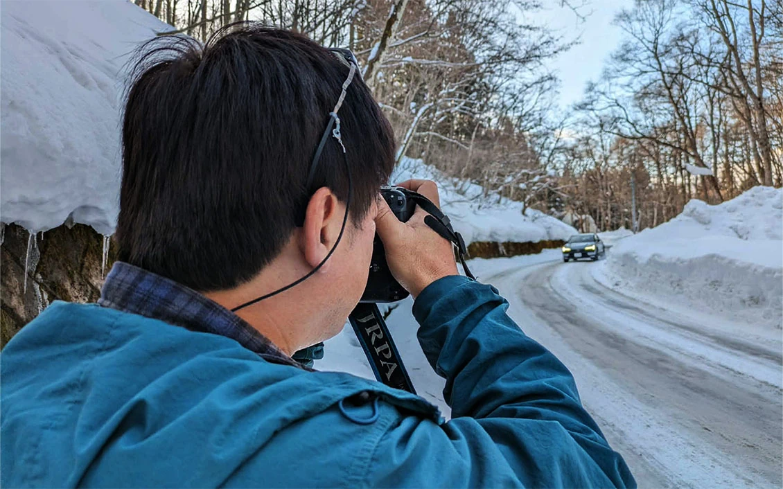 雪道で撮影をする筆者