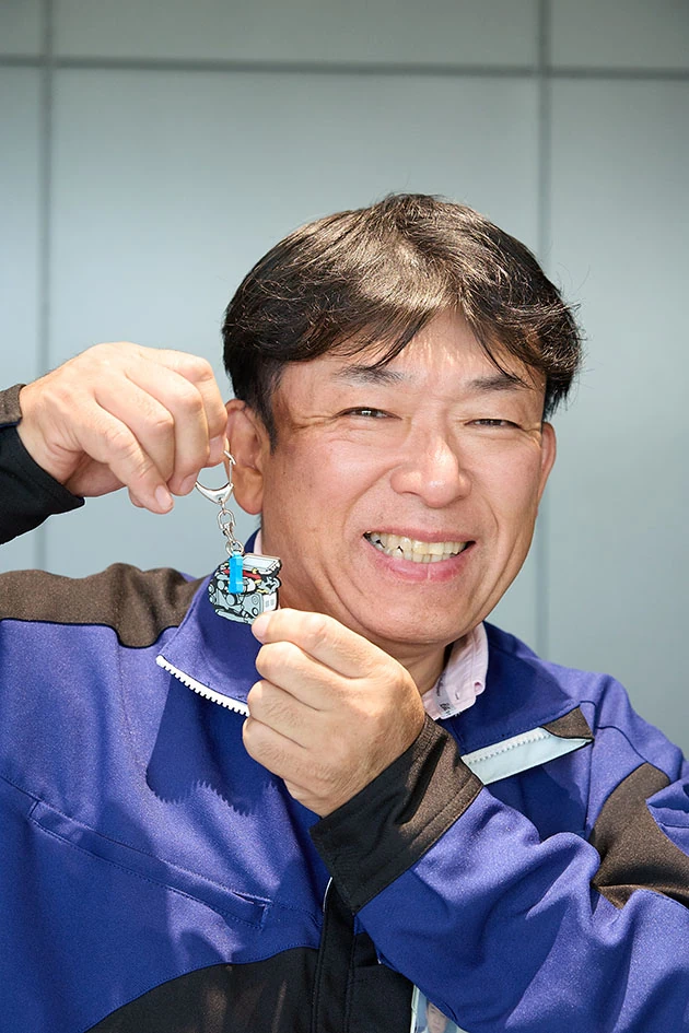 EJ20ラバーキーホルダーを持つ関さん