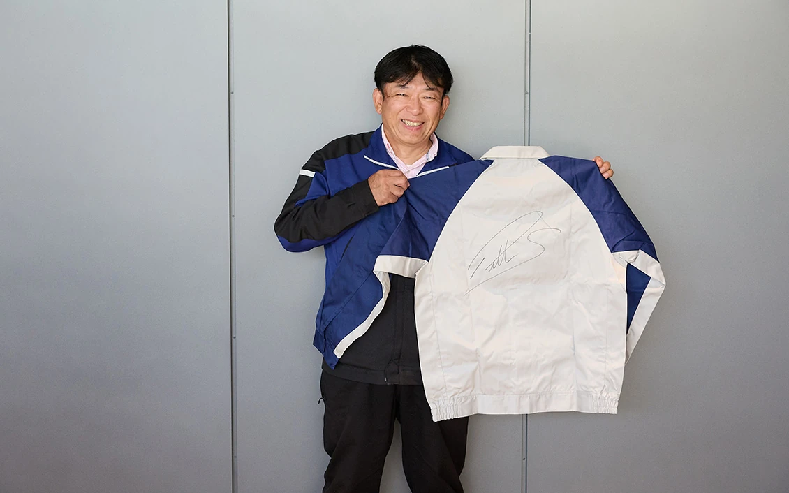 ペター・ソルベルク選手の直筆サイン入り当時のSUBARU正式ユニホームを持つ関さん