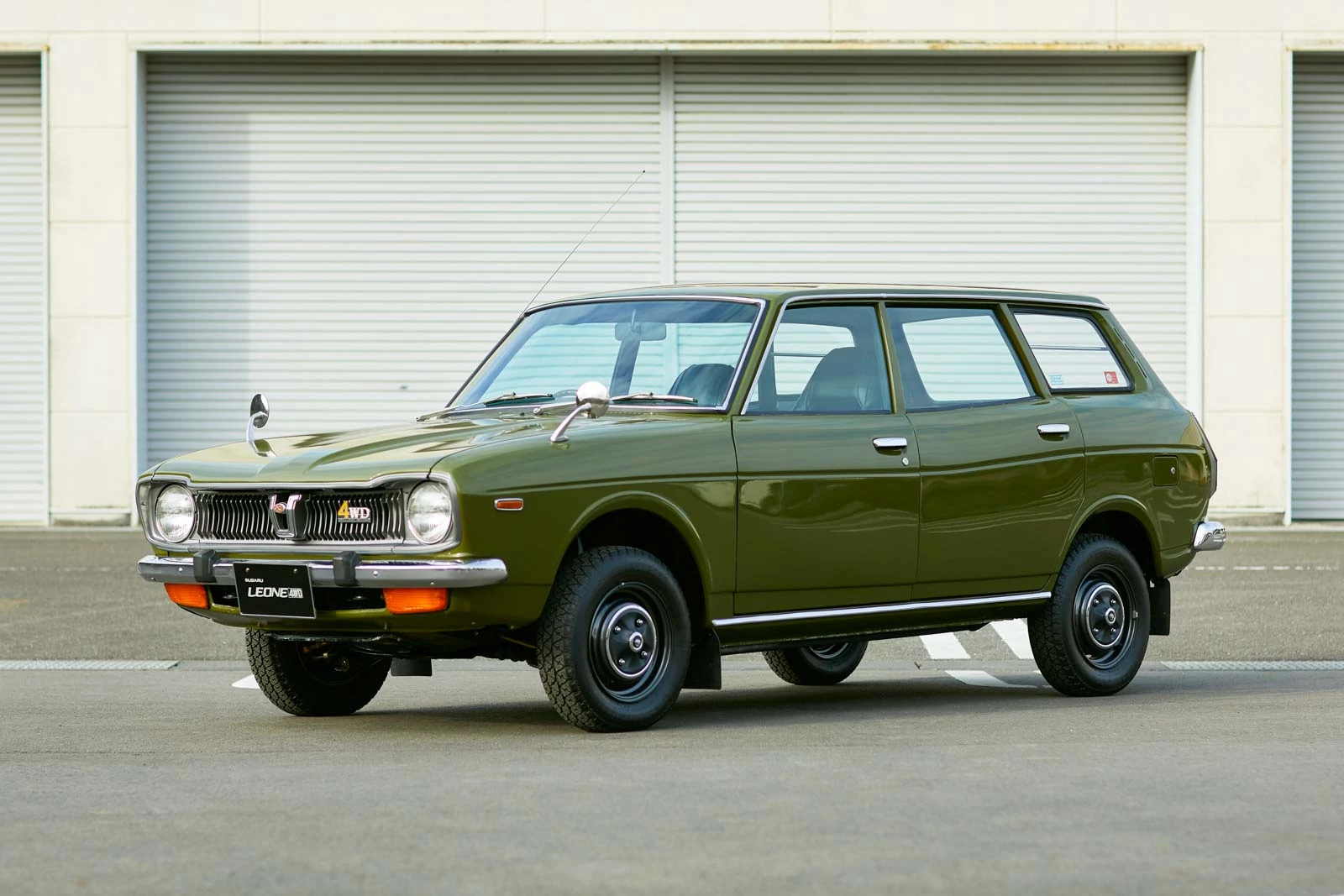 初代 レオーネ 4WD エステートバンの外装 斜め前