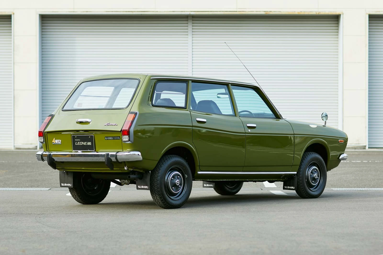 初代 レオーネ 4WD エステートバンの外装 斜め後ろ