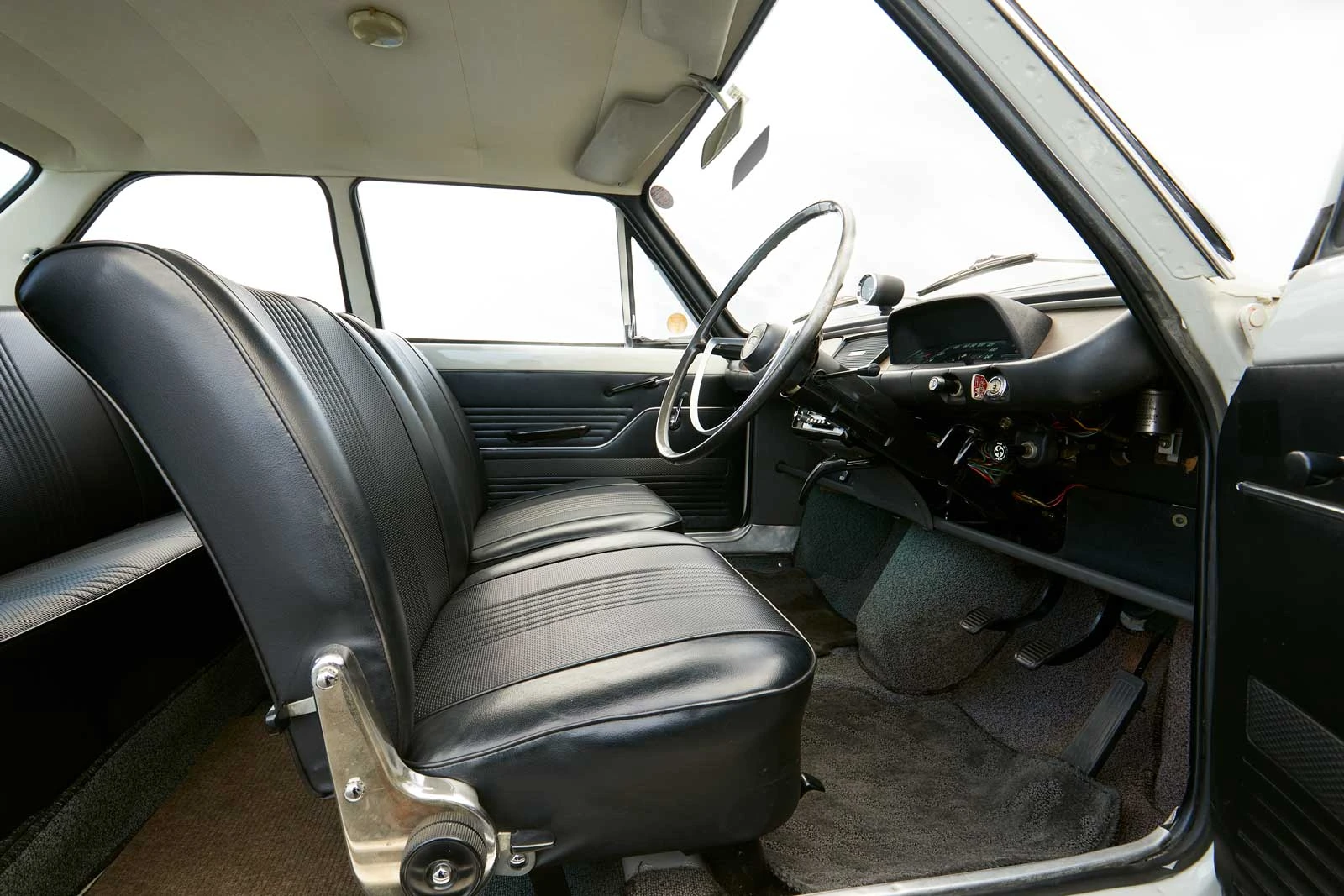 スバル1000 2ドアセダンの内装 運転席