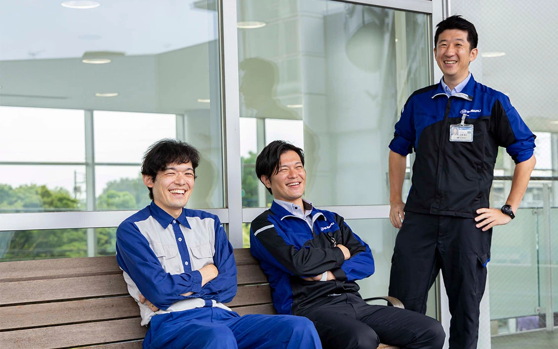 談笑する3人のエンジニア
