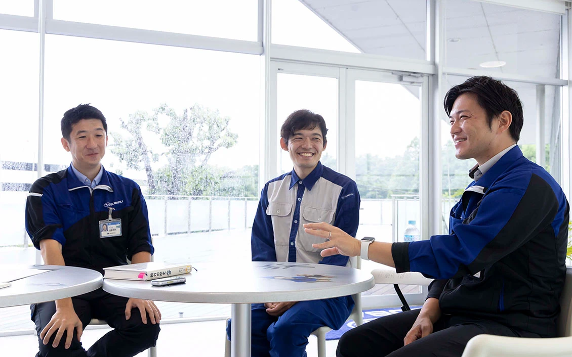 和やかな雰囲気でトークする3人のエンジニア