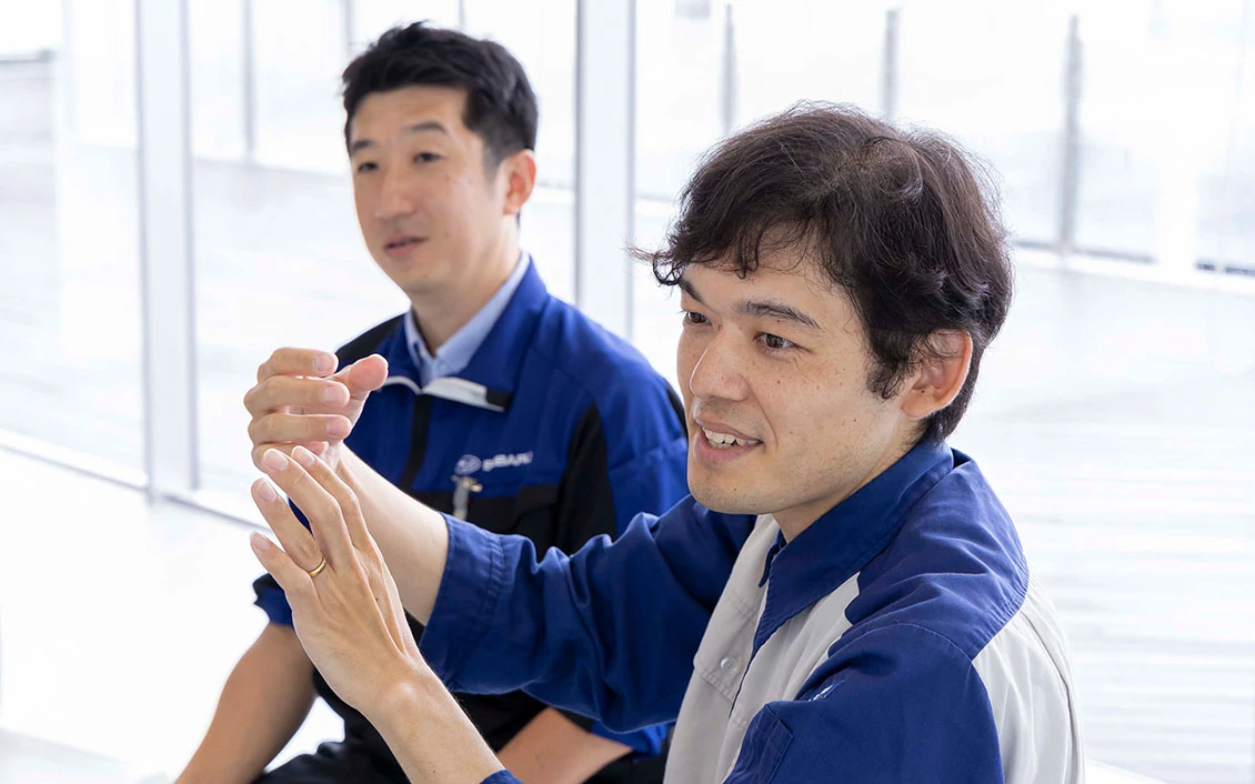 説明する恩田さんと佐藤さん