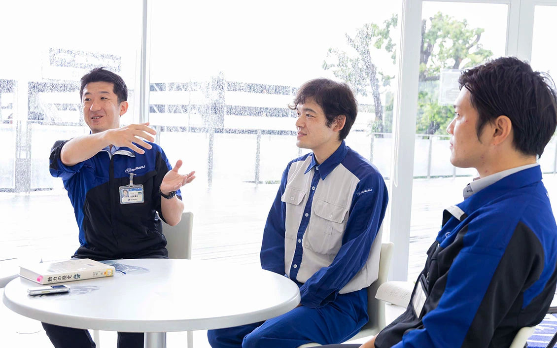 3人でトークをしている様子