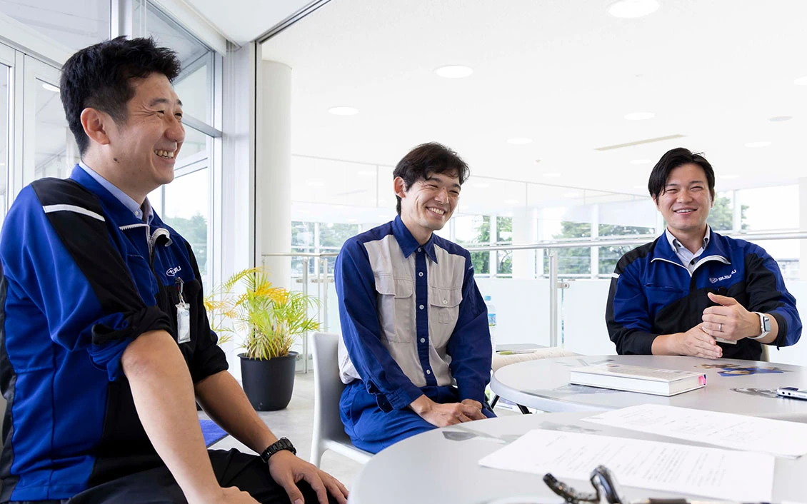 3人でトークをする様子