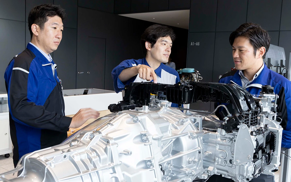 談笑する3人のエンジニア