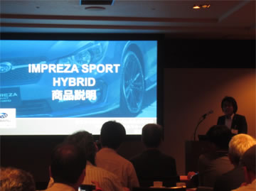 SUBARU インプレッサ スポーツ ハイブリッドの商品説明の様子