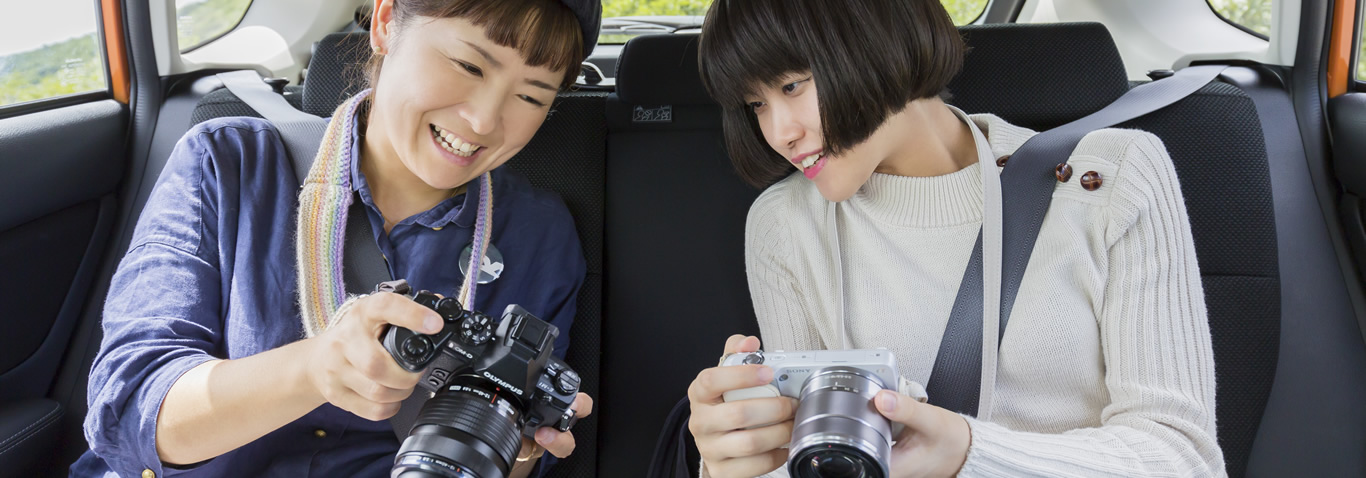 （スバルの月刊誌Webカートピア10月号）写真は本誌特集「カメラ」女子旅で講師にお迎えした写真家の川野恭子さんと、生徒役のカートピアスタッフのマナカちゃん。