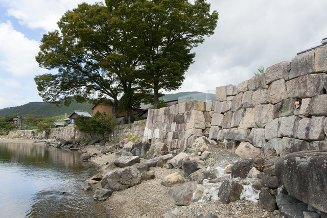 写真はスバルの月刊誌カートピア11月号で訪れた滋賀県高島市の海津の石積み