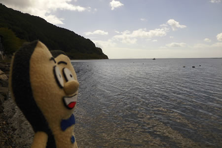 写真はスバルの月刊誌カートピア11月号で訪れた滋賀県高島市の琵琶湖の湖面を望むスパナ君。