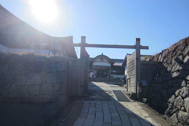 写真はスバルの月刊誌カートピア2月号で訪れた兵庫県篠山市にある篠山城の入り口