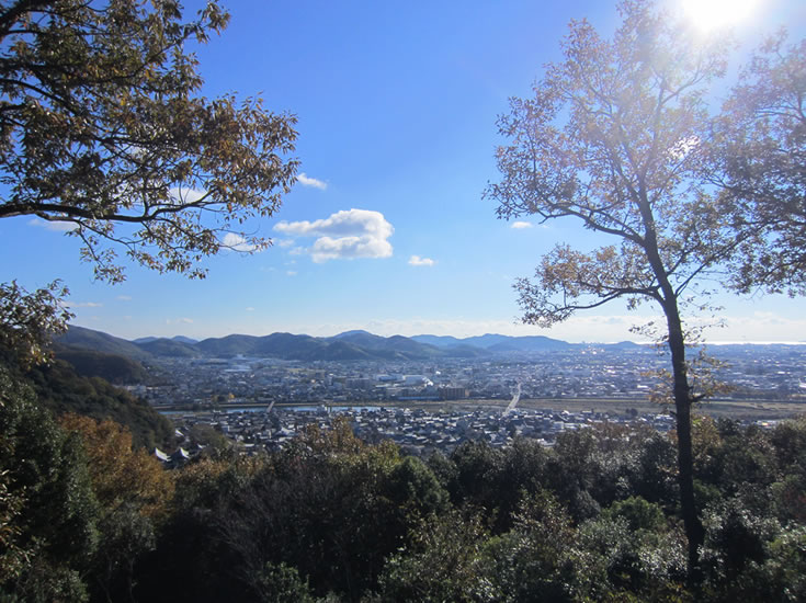 写真はスバルの月刊誌カートピア2月号で訪れた兵庫県龍野市にある野見宿禰神社から眺めた龍野の町並み。