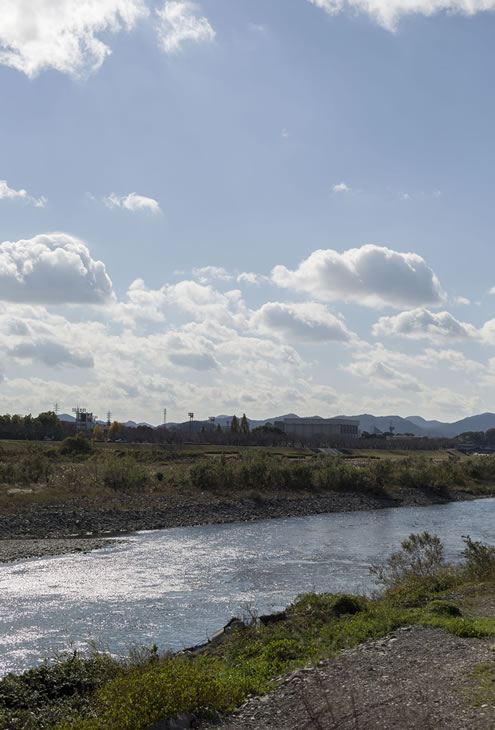 写真はスバルの月刊誌カートピア2月号で訪れた兵庫県龍野市を流れる揖保川。