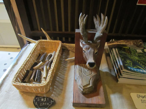 写真はスバルの月刊誌カートピア2月号で訪れた兵庫県柏原市にある無鹿の店内にあった鹿の角の加工品。