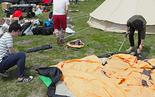テント設営　もう1張りのテントも立てます