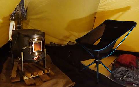 テントの中、薪ストーブと椅子
