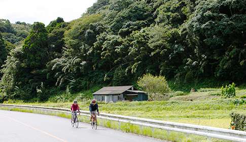 田園風景を走るSUBARU CYCLING CLUBの前園夫妻