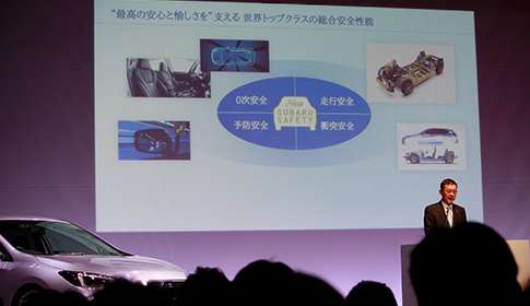 新型インプレッサ発表会場でプレゼンテーションをする吉永泰之社長。ステージ上にはインプレッサSPORT 2.0 iｰS EyeSight アイスシルバー・メタリック